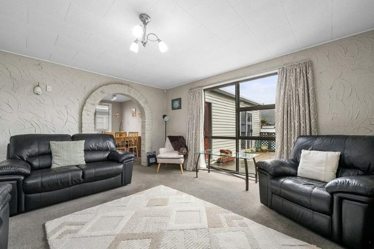 Photo of property in 7 Kowhai Avenue, Ebdentown, Upper Hutt, 5018