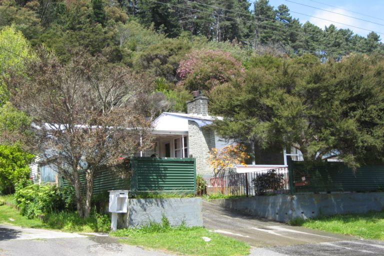 Photo of property in 23 Milton Terrace, Picton, 7220