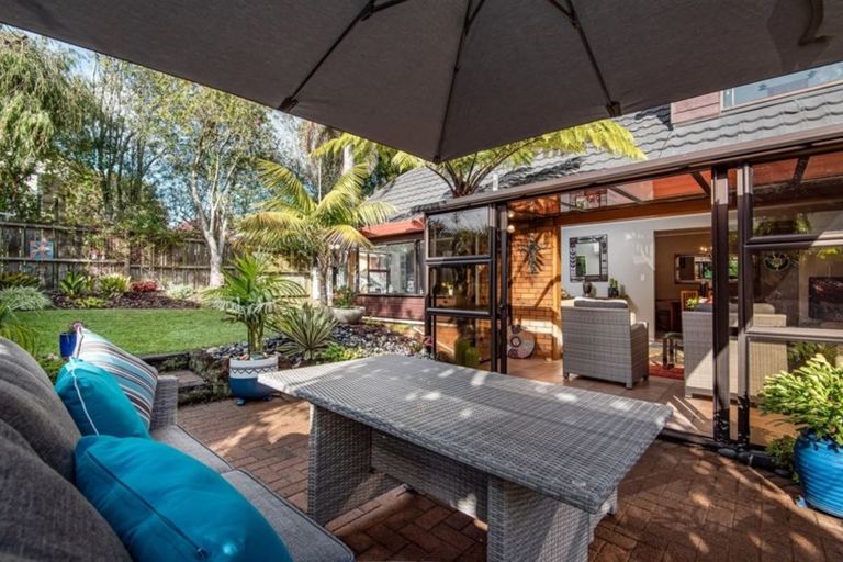 Photo of property in 6 Delisle Place, Windsor Park, Auckland, 0632