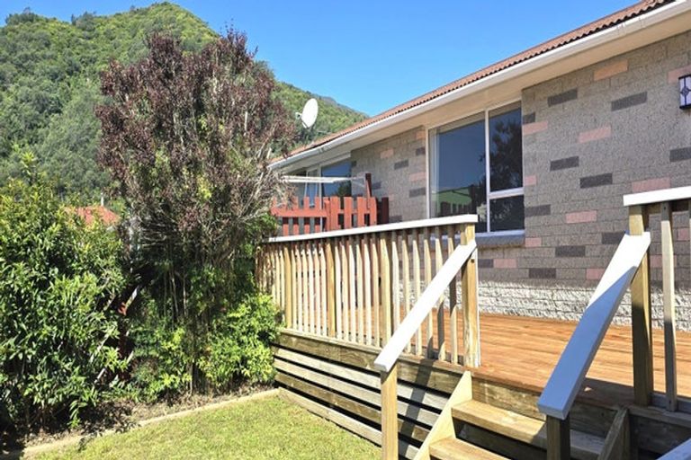 Photo of property in 46 York Street, Picton, 7220