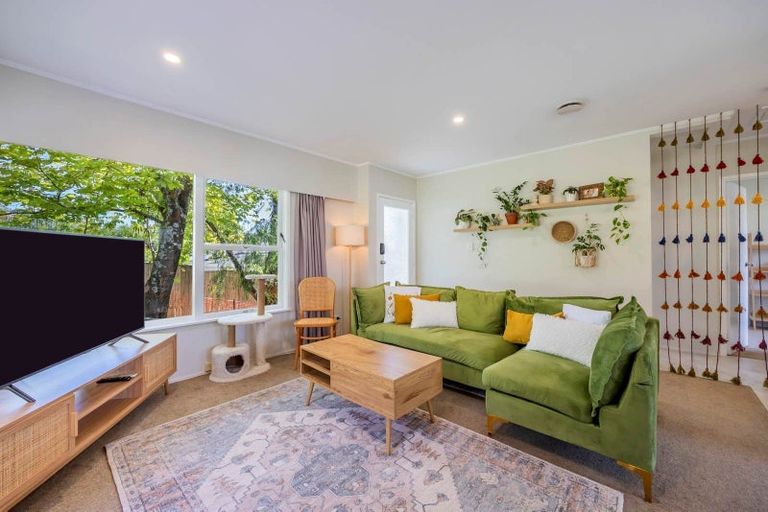Photo of property in 2/5 Keldale Place, Forrest Hill, Auckland, 0620
