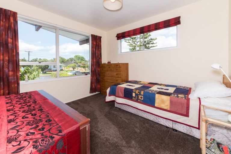 Photo of property in 32 Renata Crescent, Te Atatu Peninsula, Auckland, 0610