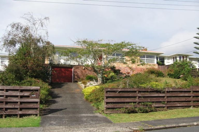 Photo of property in 5 Gaede Terrace, Sunnyvale, Auckland, 0612