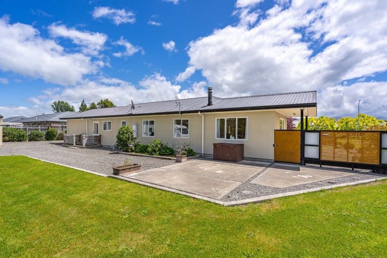 Photo of property in 2 Daffodil Grove, Carterton, 5713