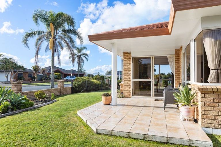 Photo of property in 2 Mcgowan Place, Orewa, 0931