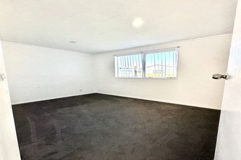 Photo of property in 2/18 Kennington Drive, Clendon Park, Auckland, 2103