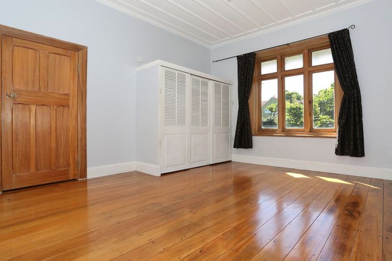 Photo of property in 390 Featherston Street, Palmerston North, 4414