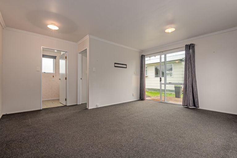 Photo of property in 32 Cumberland Place, Kelvin Grove, Palmerston North, 4414