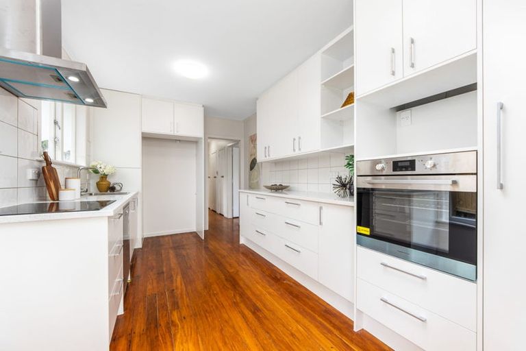 Photo of property in 114 Edmonton Road, Henderson, Auckland, 0612