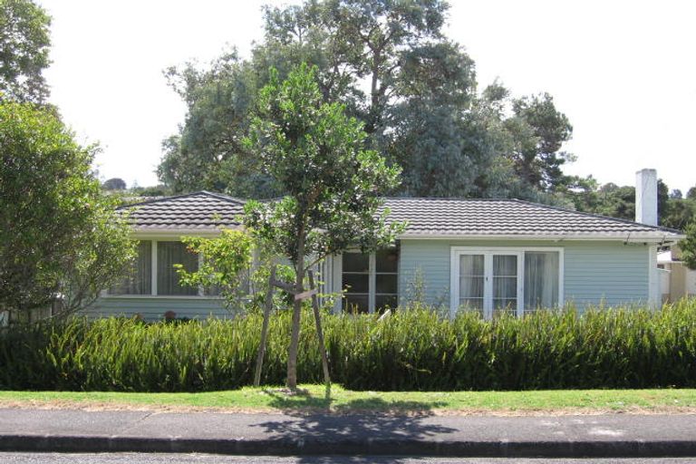 Photo of property in 35 Cliff View Drive, Green Bay, Auckland, 0604
