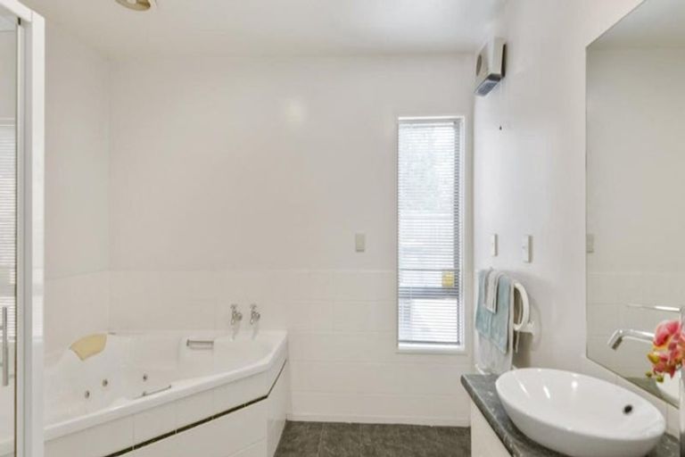 Photo of property in 12 Thoresby Mews, Avonhead, Christchurch, 8042