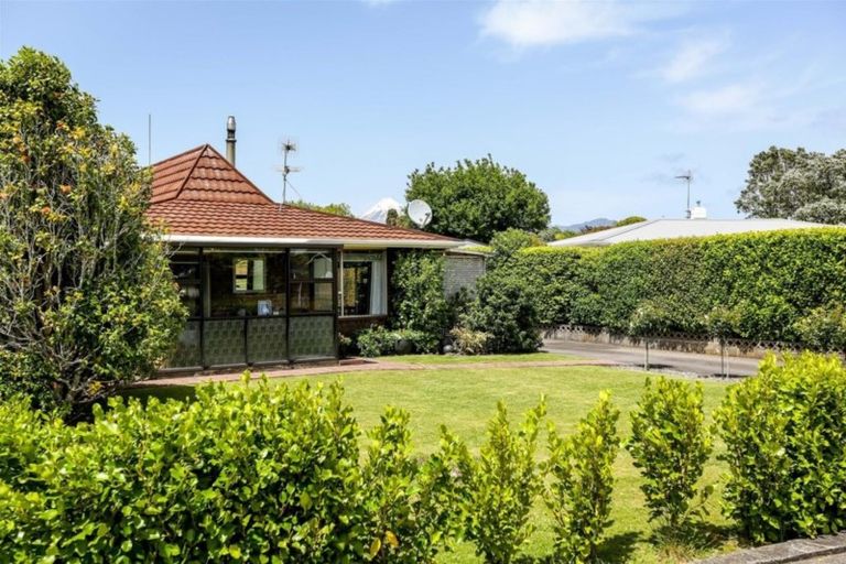 Photo of property in 4 Woodleigh Street, Frankleigh Park, New Plymouth, 4310