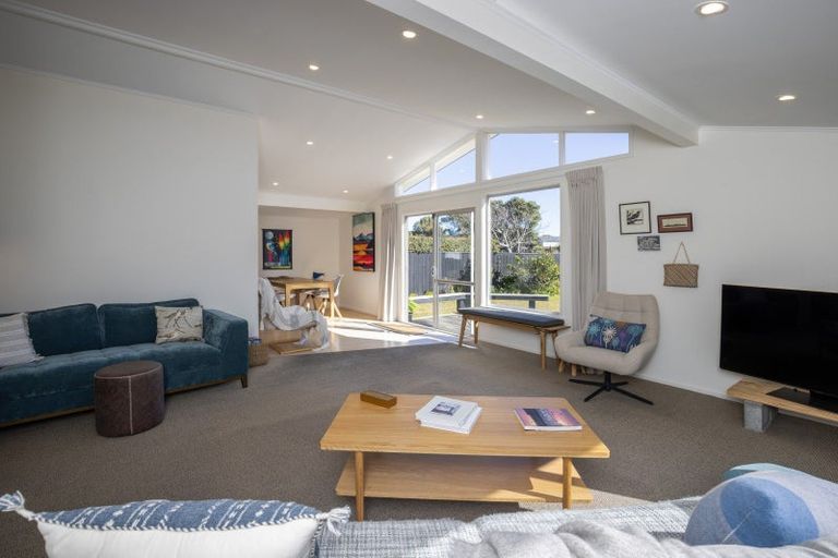 Photo of property in 11 Hadfield Place, Paraparaumu Beach, Paraparaumu, 5032