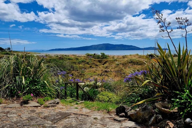 Photo of property in 43 Field Way, Waikanae Beach, Waikanae, 5036