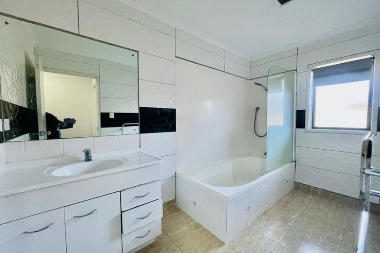 Photo of property in 22 Rock Daisy Crescent, Mangere, Auckland, 2022