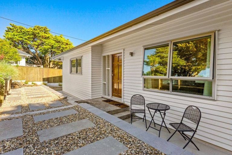 Photo of property in 11 Springbank Lane, Te Atatu Peninsula, Auckland, 0610