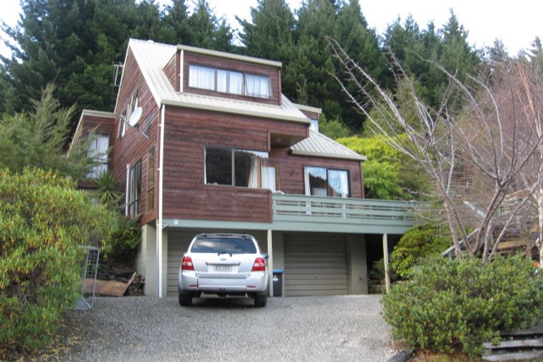 Photo of property in 5 Mackinnon Terrace, Sunshine Bay, Queenstown, 9300