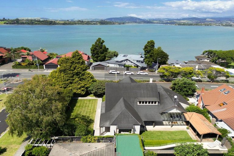 Photo of property in 247 Devonport Road, Tauranga, 3110