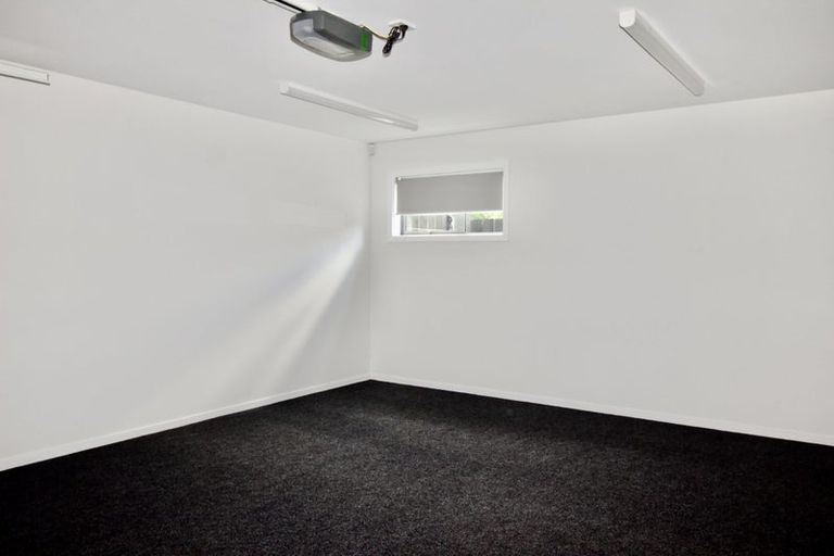 Photo of property in 3/94 Target Road, Totara Vale, Auckland, 0629
