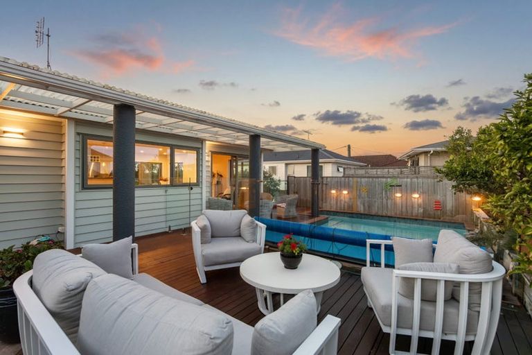 Photo of property in 1/66 Browns Bay Road, Rothesay Bay, Auckland, 0630