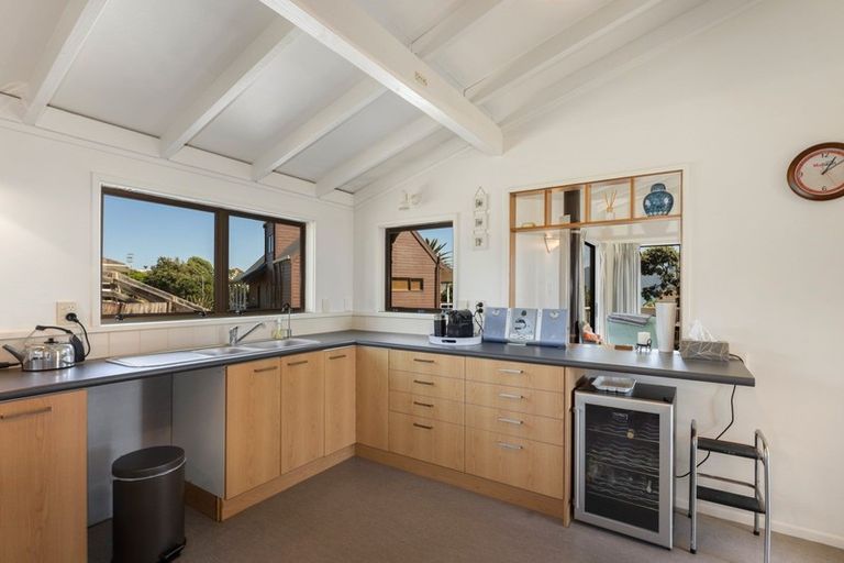 Photo of property in 33 Oratia Street, Waikanae Beach, Waikanae, 5036