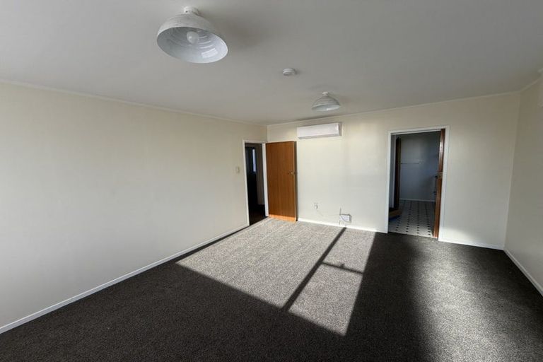 Photo of property in 2/62 Tiroroa Avenue, Te Atatu South, Auckland, 0610