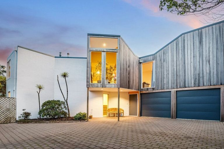 Photo of property in 73 Viewmont Drive, Harbour View, Lower Hutt, 5010