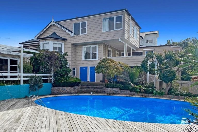 Photo of property in 18 Bridge View Road, Birkenhead, Auckland, 0626