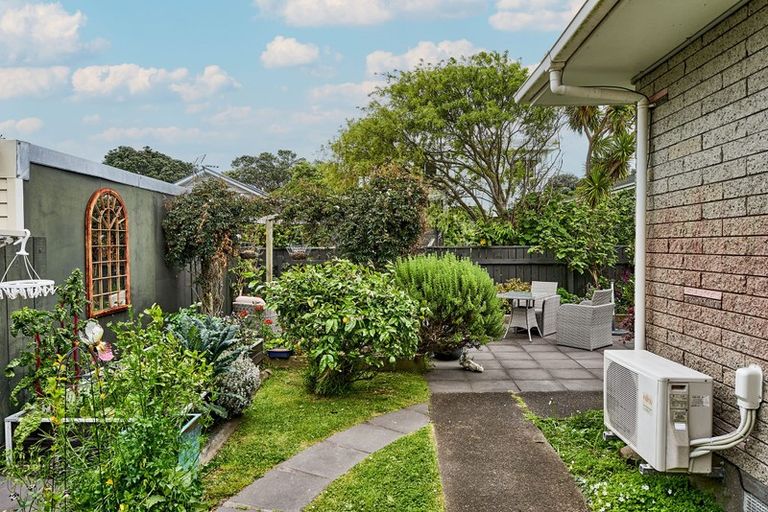 Photo of property in 8/238 Muritai Road, Eastbourne, Lower Hutt, 5013