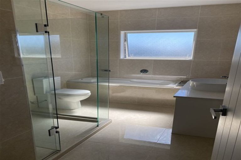 Photo of property in 21d Stamford Crescent, Flat Bush, Auckland, 2019