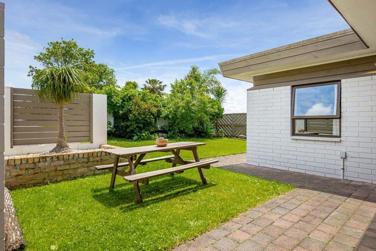 Photo of property in 1/262 Don Buck Road, Massey, Auckland, 0614