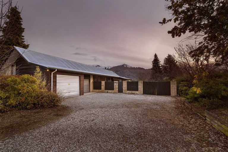 Photo of property in 152 Beacon Point Road, Wanaka, 9305