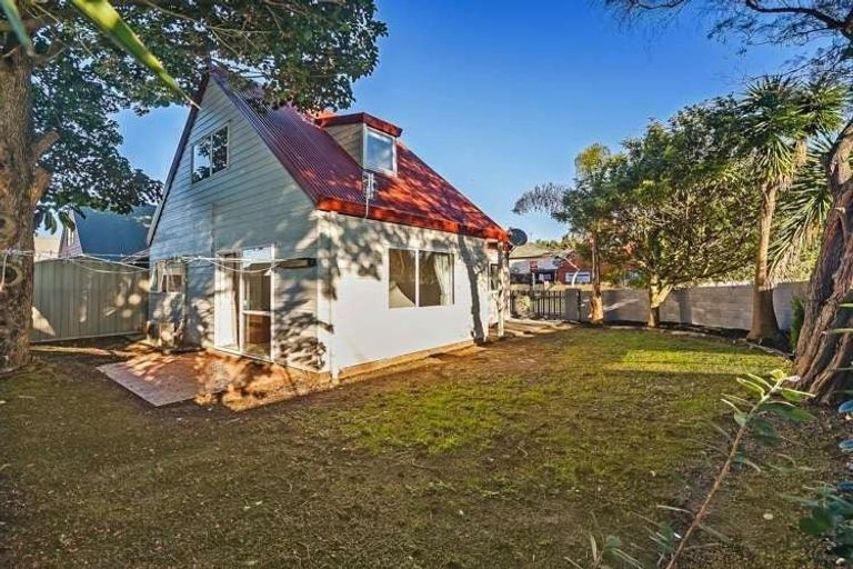 Photo of property in 2 Caspian Close, New Lynn, Auckland, 0600