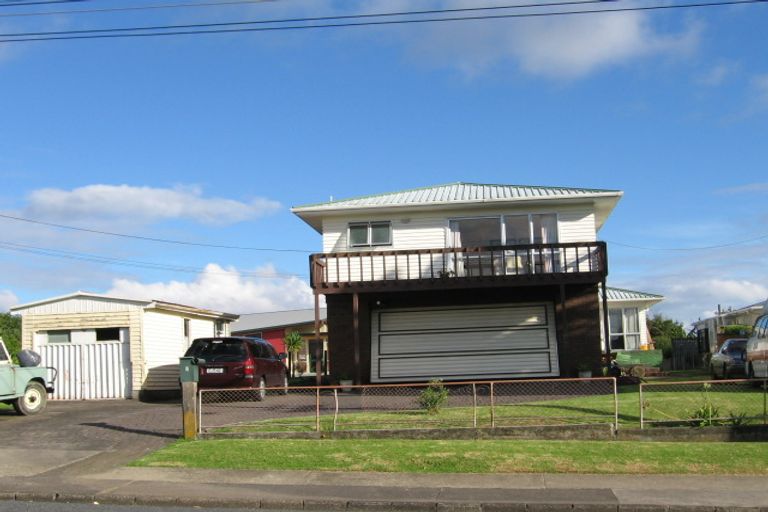 Photo of property in 4 Kotuku Street, Te Atatu Peninsula, Auckland, 0610