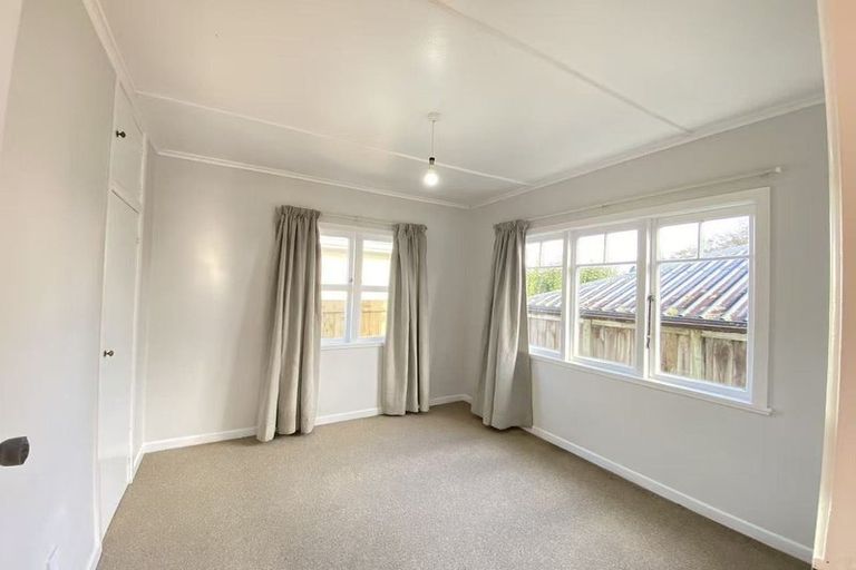 Photo of property in 70 Hobsonville Road, West Harbour, Auckland, 0618