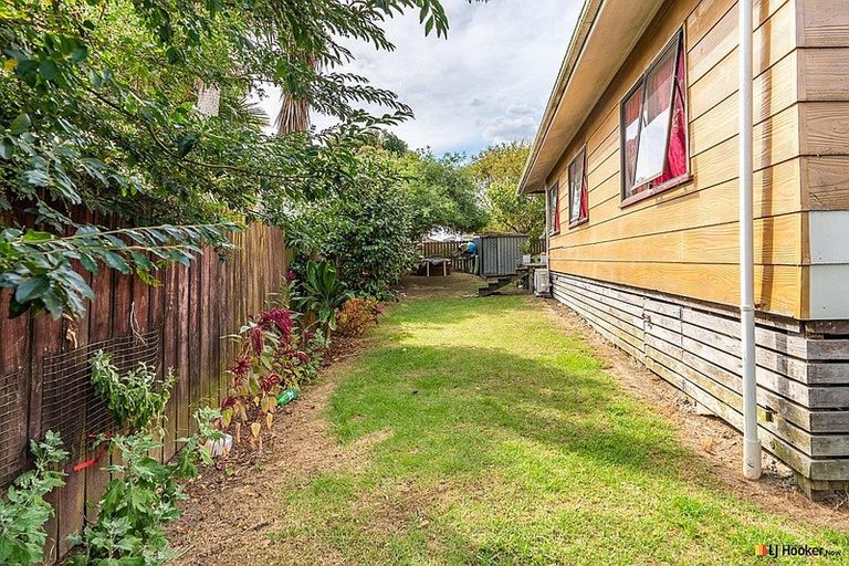 Photo of property in 2/12 De Bloge Place, Clendon Park, Auckland, 2103