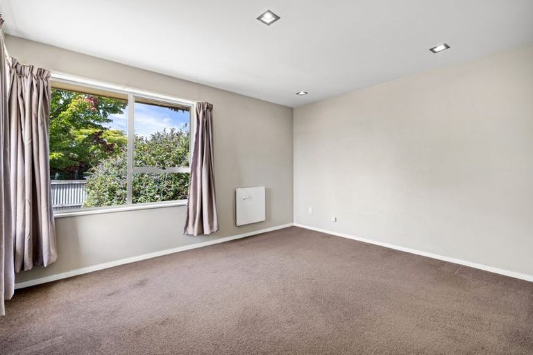 Photo of property in 27 Denniston Crescent, Redwood, Christchurch, 8051