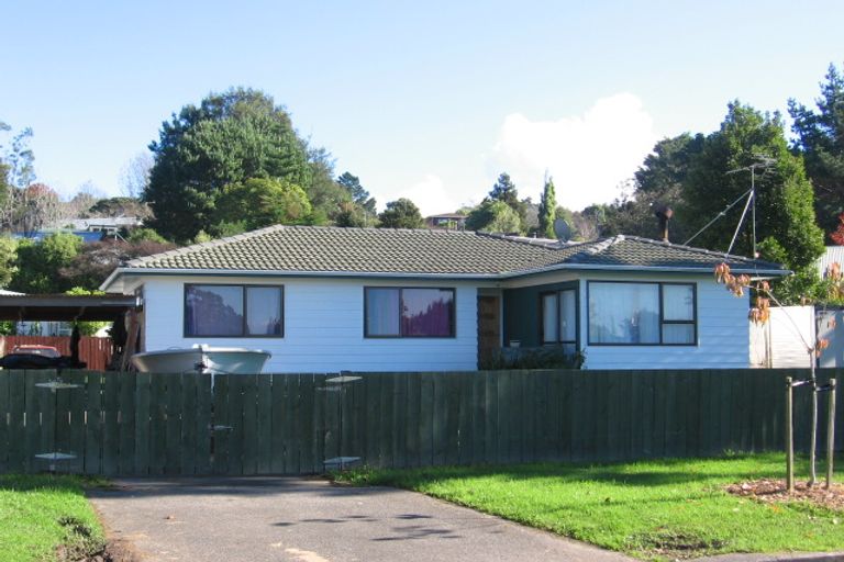 Photo of property in 4 Pitcher Place, Glen Eden, Auckland, 0602