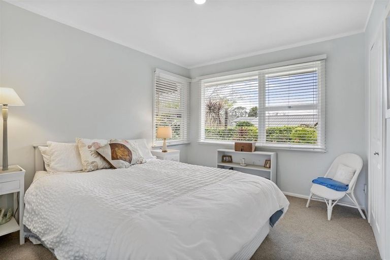 Photo of property in 2/5 Colmar Road, Mellons Bay, Auckland, 2014