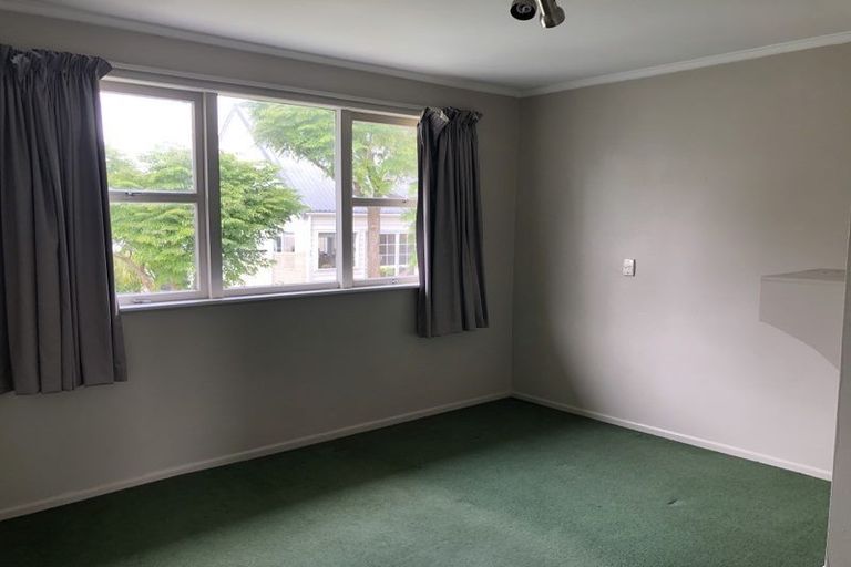 Photo of property in 208 Sunnynook Road, Totara Vale, Auckland, 0627