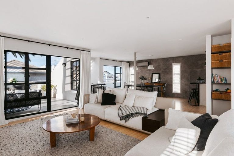 Photo of property in 21a Sunbrae Grove, Mount Maunganui, 3116