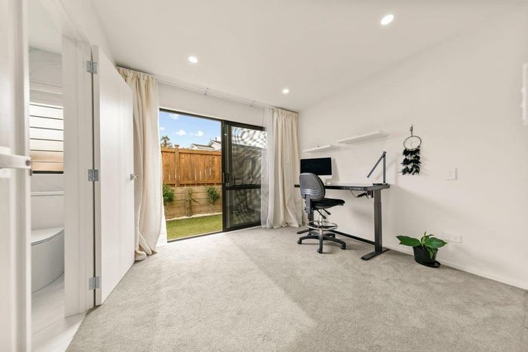 Photo of property in 7/27 Carole Crescent, Pakuranga, Auckland, 2010