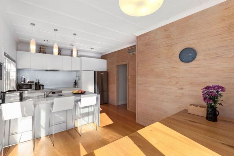 Photo of property in 39 Pukatea Street, Eastbourne, Lower Hutt, 5013