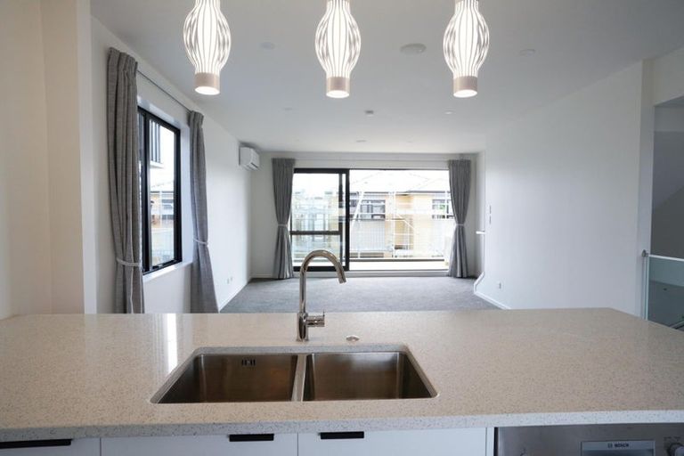 Photo of property in 6/19 Kingdale Road, Henderson, Auckland, 0610