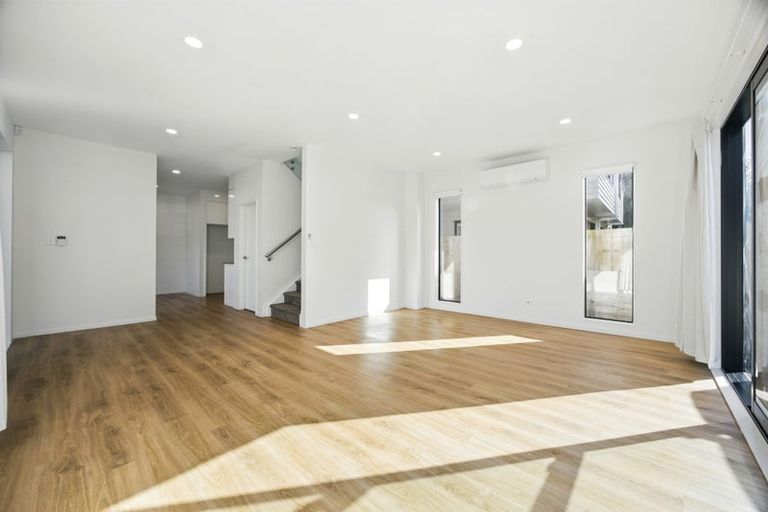 Photo of property in 43a Fitzherbert Avenue, West Harbour, Auckland, 0618