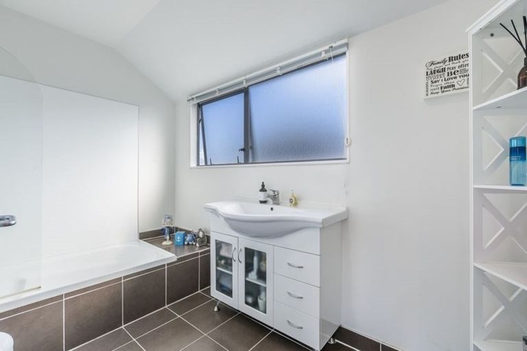 Photo of property in 6/12 Wernham Place, Northcote, Auckland, 0626