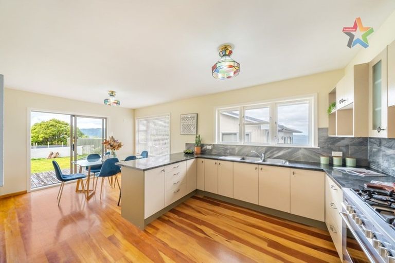 Photo of property in 102 Dowse Drive, Maungaraki, Lower Hutt, 5010