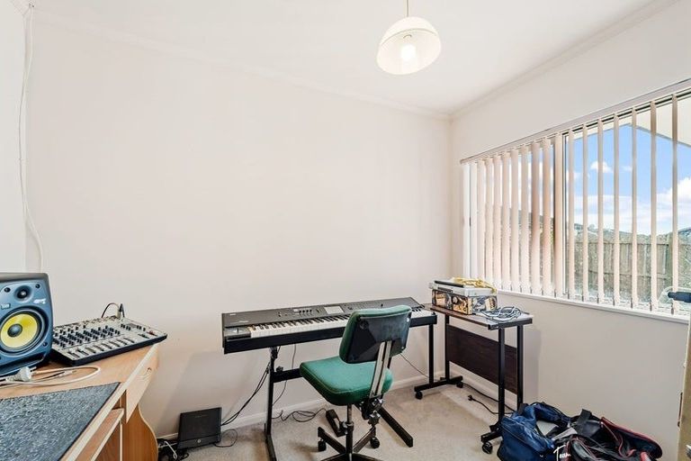 Photo of property in 32 Heversham Place, Glendene, Auckland, 0602