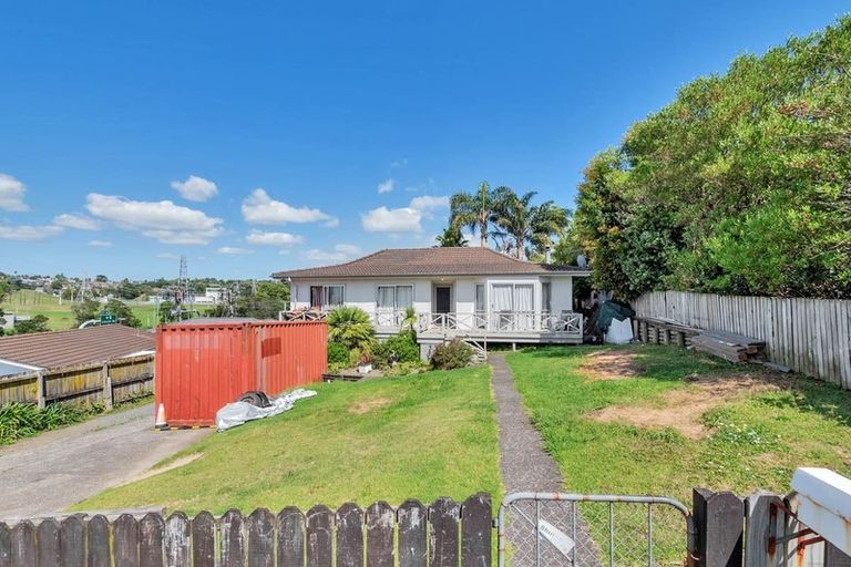 Photo of property in 18 Cedar Heights Avenue, Massey, Auckland, 0614