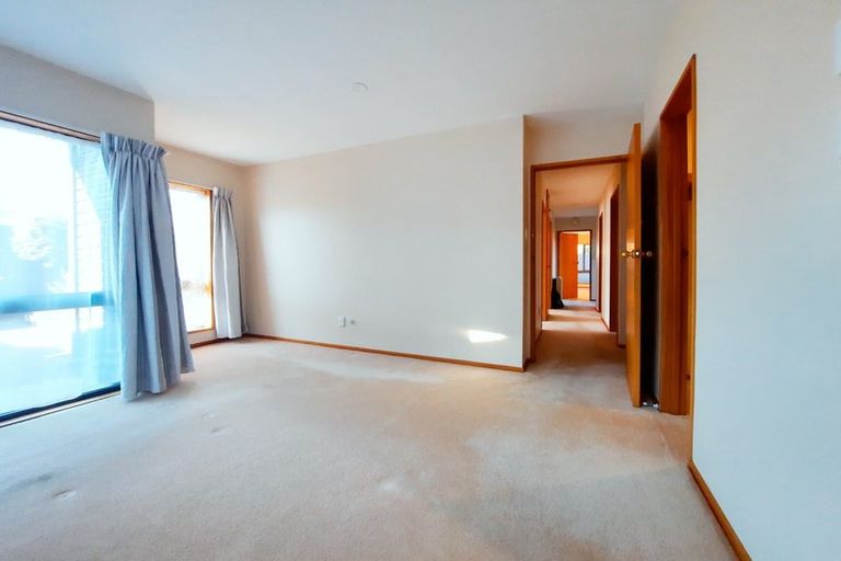 Photo of property in 2/8 Cricklewood Place, Avonhead, Christchurch, 8042